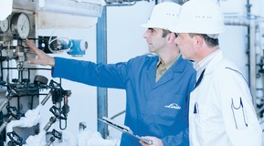 Linde service man and client checking the gas adjustment