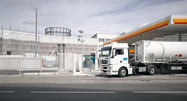 Hydrogen fuelling station in Berlin, Germany. Germany continues to expand its network of hydrogen
fuelling stations. Together with Daimler, Linde will be
setting up twenty new H₂ fuelling stations in Germany
over the coming months. This initiative underscores the
companies’ commitment to zero-emissions mobility.