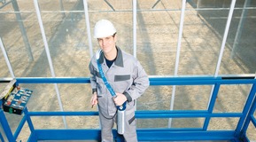 Man wearing grey overall, white helmet standing in a service box.
He is demonstrating the easy use of ECOCYL cylinder